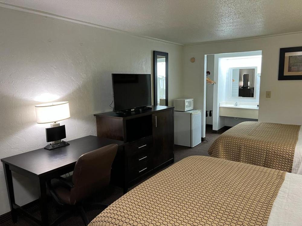 Queen Room with Two Queen Beds - Non-Smoking-Non-pet interior